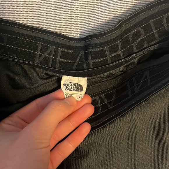 Girls north face shorts - Picture 2 of 3